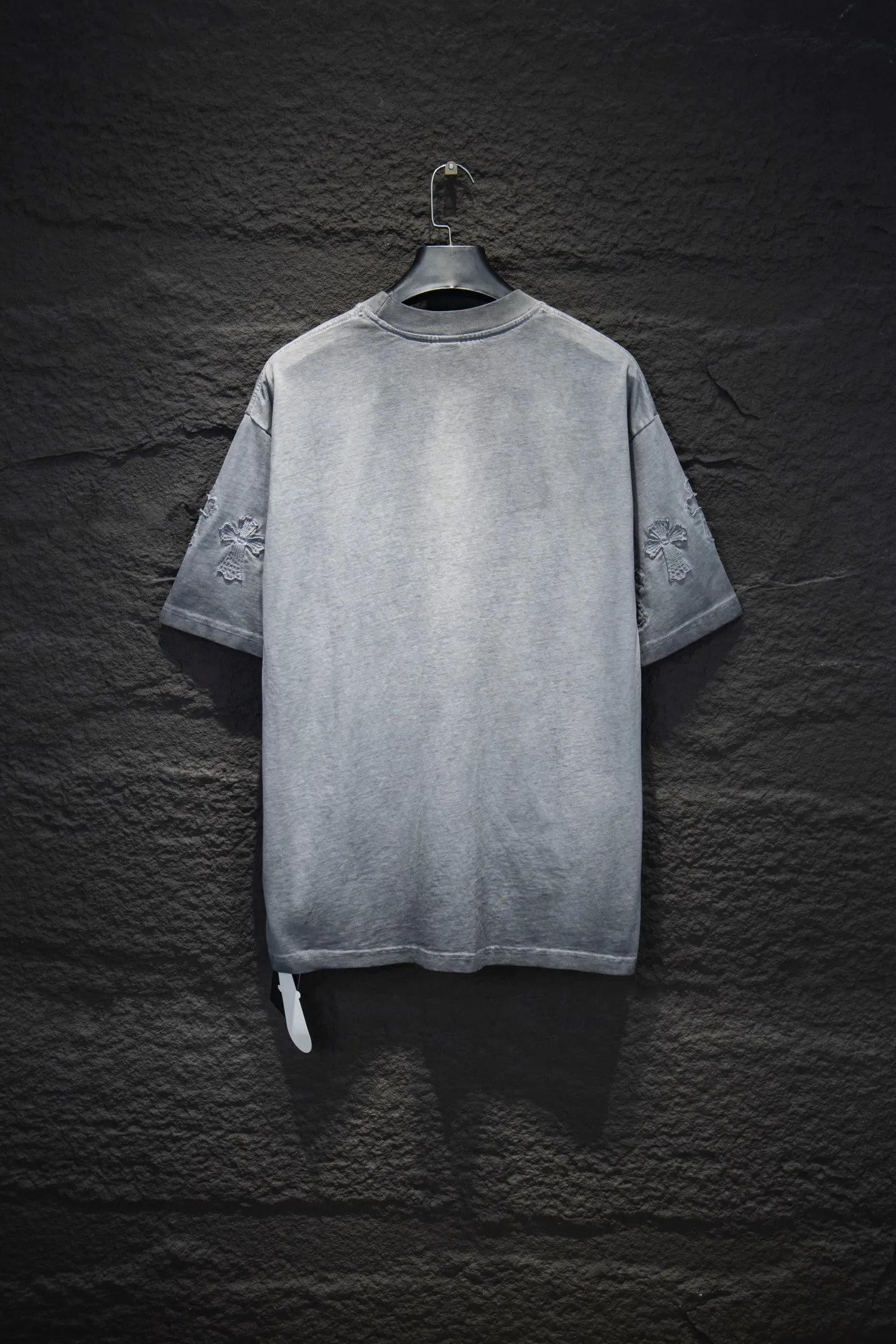 P200 🆕Chrome Hearts os version is really charming and Chrome Hearts is really a must-have. Each season's new version is made to the extreme. It is very practical and can be worn casually. Nice✔️ - ⚠️100% cotton. Made of 32-count double yarn, 260-gram weight fabric and imported knitted carded cotton. The thickness is moderate, drapey and contoured, and the upper body is comfortable! ! It is very tolerant to fat body types and can instantly lose five pounds after wearing it!  Front panel #Back panel Simple elements# The English letters are arranged artistically. Imported Tajima high-density heavy-duty embroidery technology. The font is three-dimensional and full. The letters are embroidered by imported machines after adjusting according to the original details. The thickness is moderate. The hardware is imported hardware accessories. The body is washed, fried and frayed, and hand-made elements are added, which greatly increases the interest of the clothing; unique visual effects. The special fraying effect creates a unique distressed effect. The addition of handmade elements to the body greatly increases the interest of the clothing; it has a unique visual effect. After special fraying effect treatment, a unique distressed effect is formed. An irregular hem is added to the version. This year, Crow Heart is focusing on the version. In the past two years, the oversize version has become the focus of the trend. It has also been a popular staple in the past two years. The change of designers has made this brand an instant hit. The progressive fashion of the times also needs the blood impact of fresh elements and trendy designs in order to continue its glory! It’s stylish both inside and outside, a must-have for high street travel! An absolute "eye-catching style" that can match couples 💏 Color: washed black, fried gray Size: S M L XL